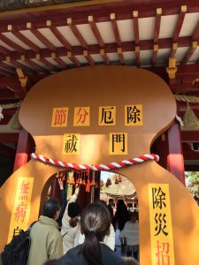 ひょうたんで飾られた太宰府天満宮の楼門