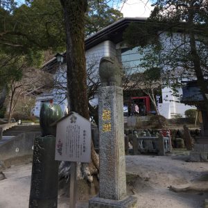 太宰府天満宮宝物殿前の鷽