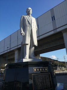 新大牟田駅の團琢磨像